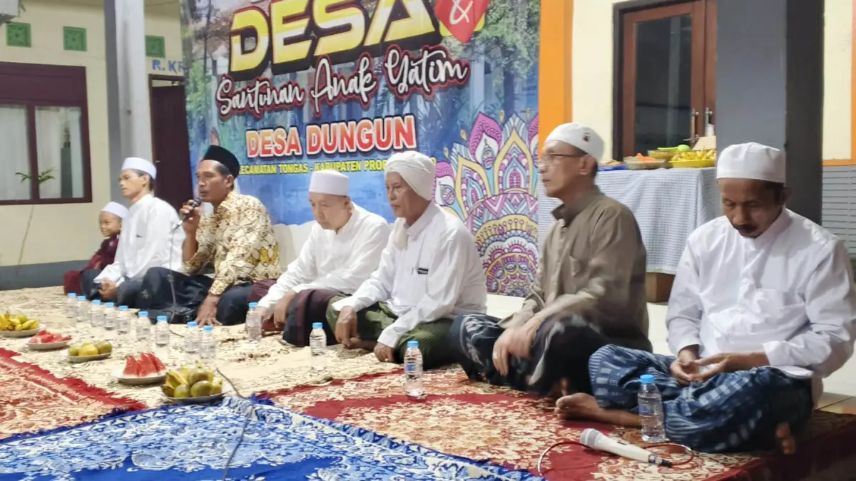 SAMBUTAN: Kepala Desa Dungun, Muhammad Kasim bersama sejumlah tokoh agama pada acara Selamatan Desa dan Santunan Yatim Piatu di Desa Dungun, Kecamatan Tongas, Kabupaten Probolinggo. (Foto: Inneke Agustin/Jawa Pos Radar Bromo)