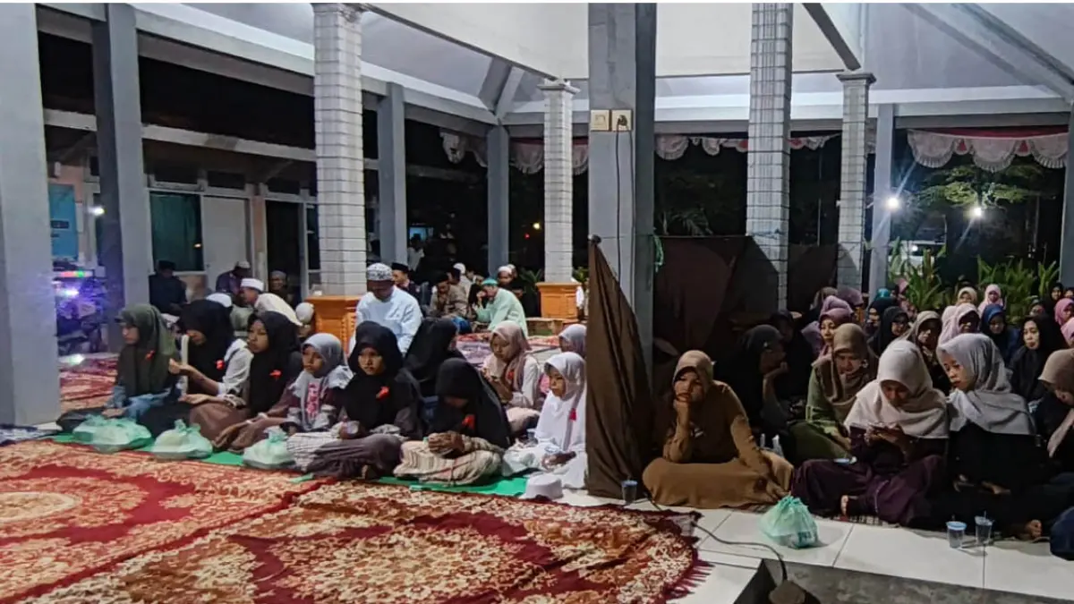 SANTUNAN: Sejumlah anak yatim piatu dan warga di acara Selamatan Desa dan Santunan Yatim Piatu di Desa Dungun, Kecamatan Tongas. (Foto: Inneke Agustin/Jawa Pos Radar Bromo)