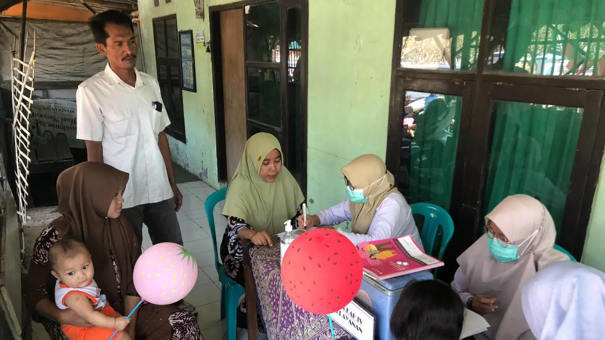 SEHAT: Kepala Desa Dungun, Muhammad Kasim memantau kegiatan posyandu di Desa Dungun, Kecamatan Tongas. (Foto: Inneke Agustin/Jawa Pos Radar Bromo)