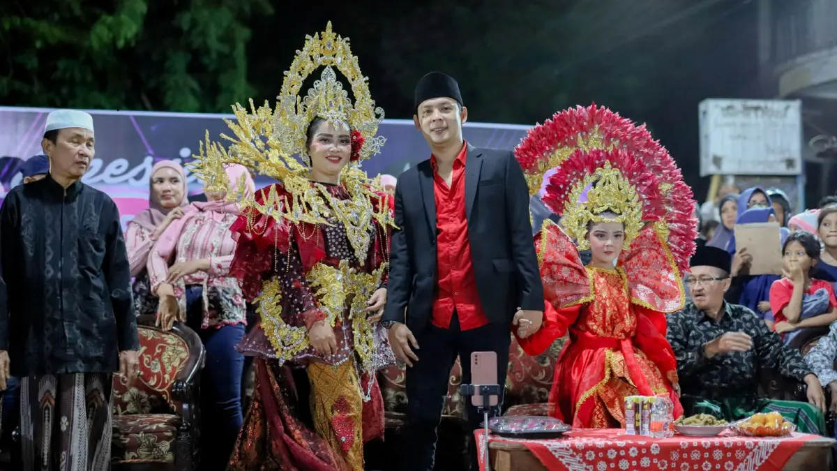 SELAMATAN DESA: Kepala Desa Bulu Dimas Eko Romadoni, S.H. bersama Ketua PKK Desa Bulu Rully Tania Pebri Pratiwi, S.Tr. Keb. Pemerintah Desa Bulu siap kembali menggelar Kadisah Carnaval Night, November 2026 mendatang. (DIDIK PURWANTO/JAWA POS RADAR BROMO)