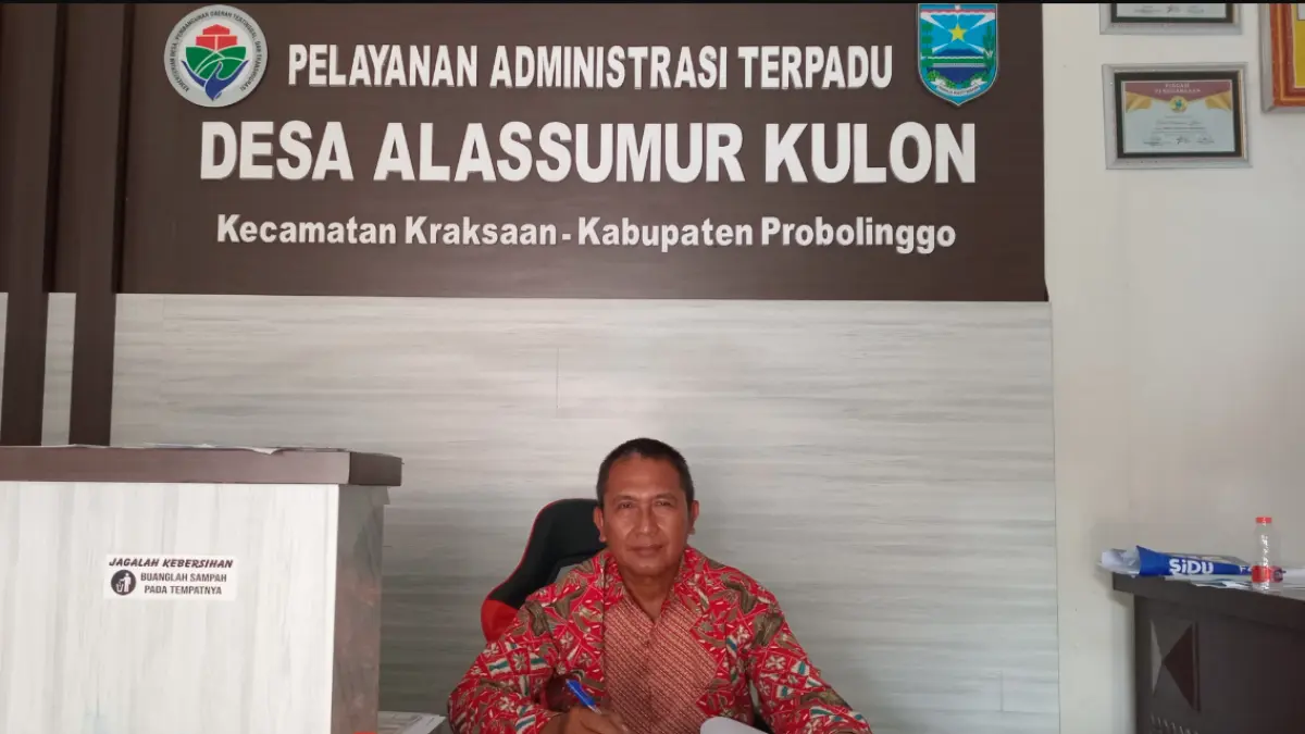 SIAP MELAYANI: Kepala Desa Alassumur Kulon Suhud di Ruang Pelayanan Administrasi Terpadu Desa Alassumur Kulon. (DIDIK PURWANTO/JAWA POS RADAR BROMO)