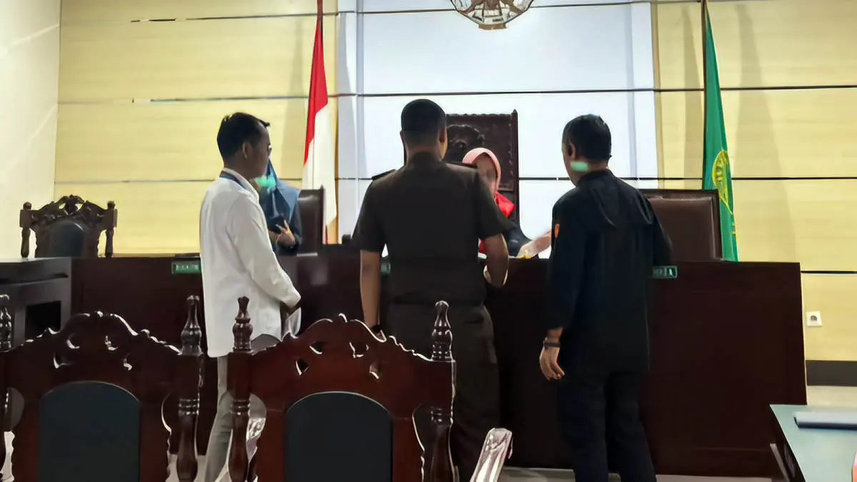 SOROTI ADMINISTRASI: Hakim tunggal Pengadilan Negeri Bangil Hidayat Sarjana saat memimpin sidang praperadilan dugaan pungli PTSL Desa Wonosari di PN Bangil. (Muhamad Busthomi/Radar Bromo)