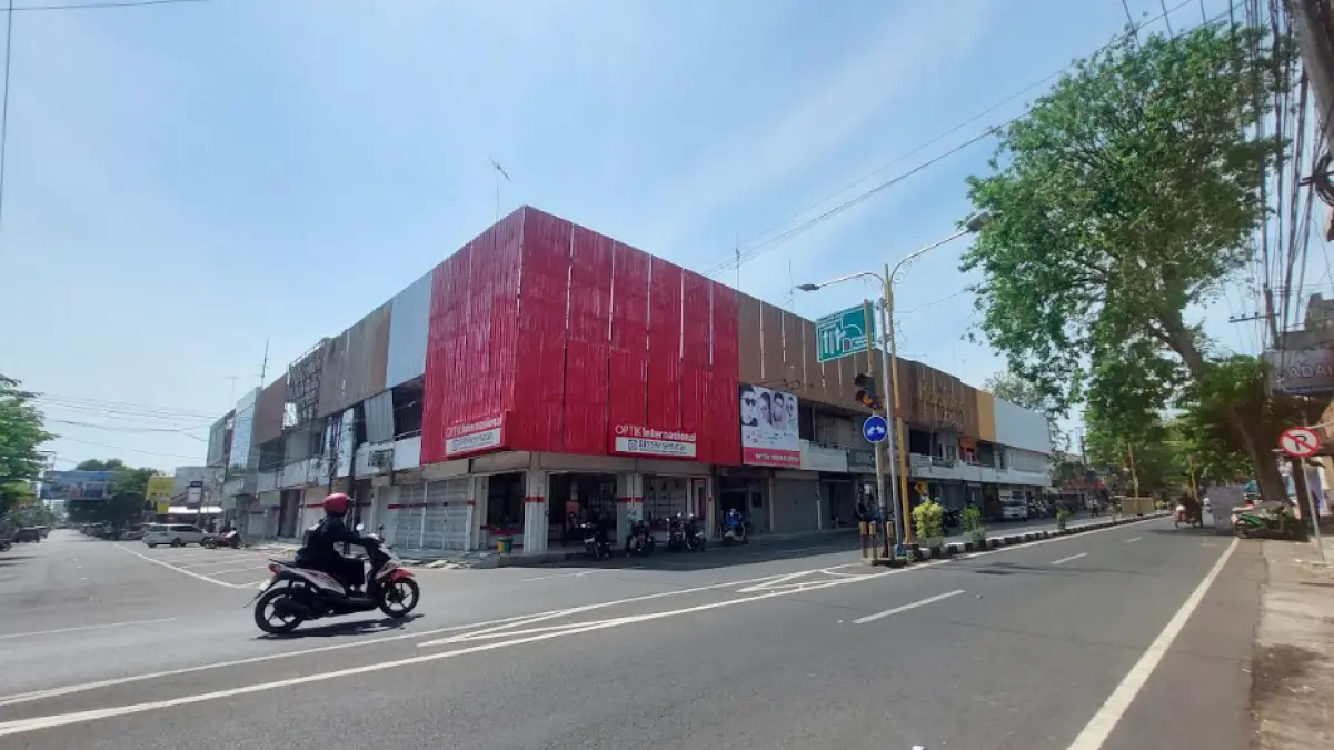 SUMBER PAD: Sejumlah pengendara motor melintas di Jalan Panglima Sudirman depan Probolinggo Plaza. (ARIF MASHUDI/JAWA POS RADAR BROMO)