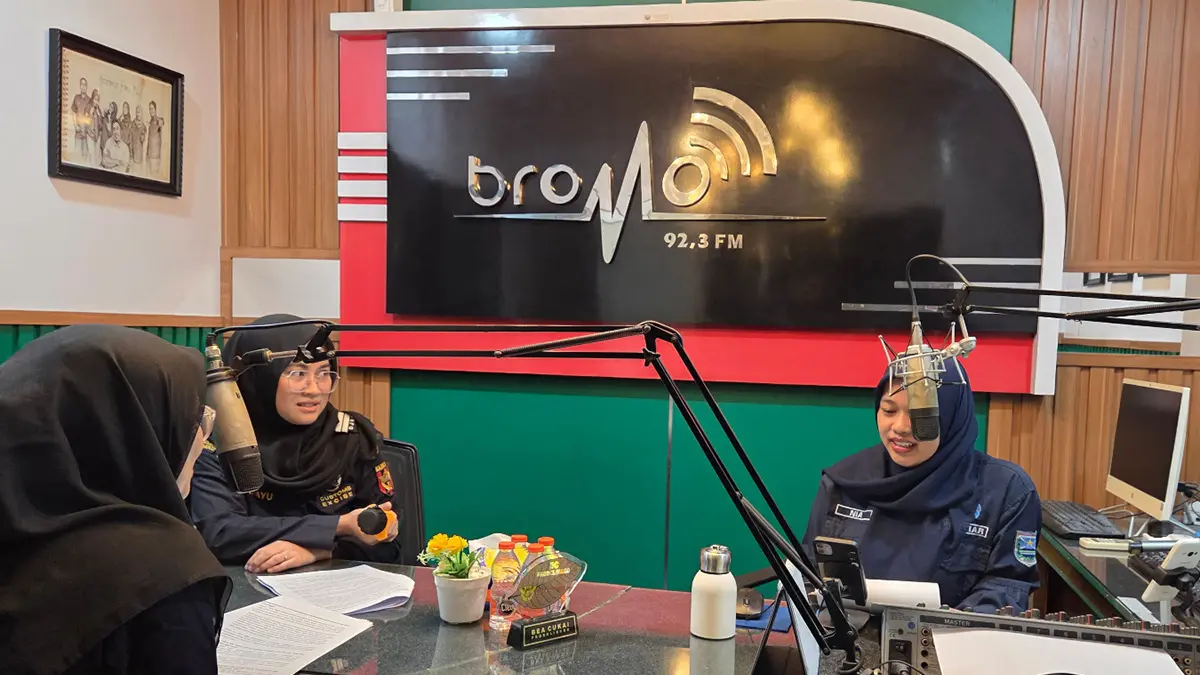 TALKSHOW: Pemkab Probolinggo bersama KPPBC Type Madya Pabean C menggelar talkshow interaktif di radio Bromo FM. (DISKOMINFO KABUPATEN PROBOLINGGO FOR JAWA POS RADAR BROMO)