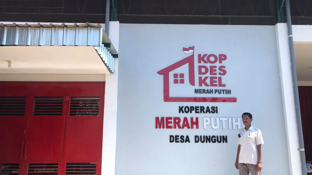 TERBANGUN: Kepala Desa Dungun, Muhammad Kasim berfoto di depan gedung KDKMP yang telah terbangun 100 persen milik Desa Dungun, Kecamatan Tongas, Kabupaten Probolinggo. (Foto: Inneke Agustin/Jawa Pos Radar Bromo)