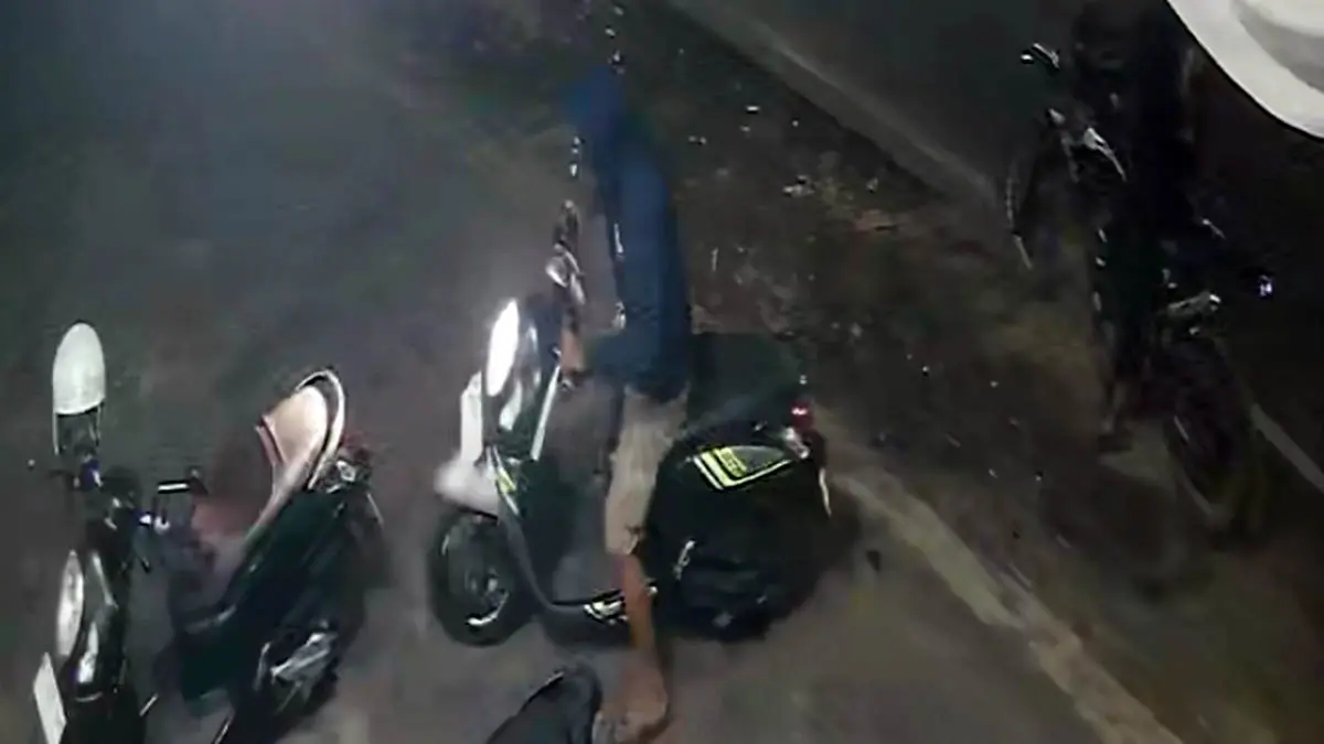 TEREKAM: Kamera pengawas memperlihatkan detik-detik saat terduga mengeksekusi sepeda motor Honda Scoopy di depan sebuah butik di Jalan Urip Sumoharjo, Kelurahan Bukir, Gadingrejo, Sabtu (15/8) malam. (Korban for Radar Bromo)