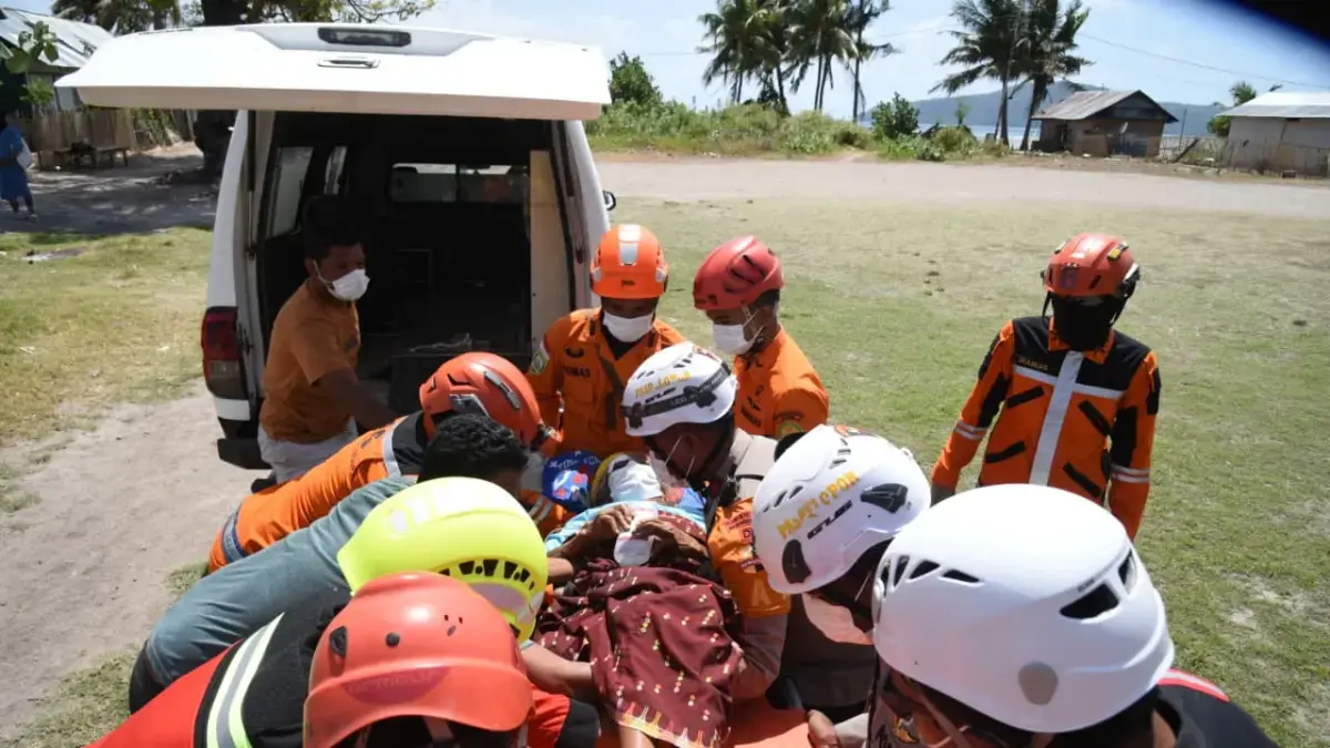 Tim SAR Gabungan mengevakuasi korban terdampak gempa bumi NTT menggunakan helikopter. (Basarnas)