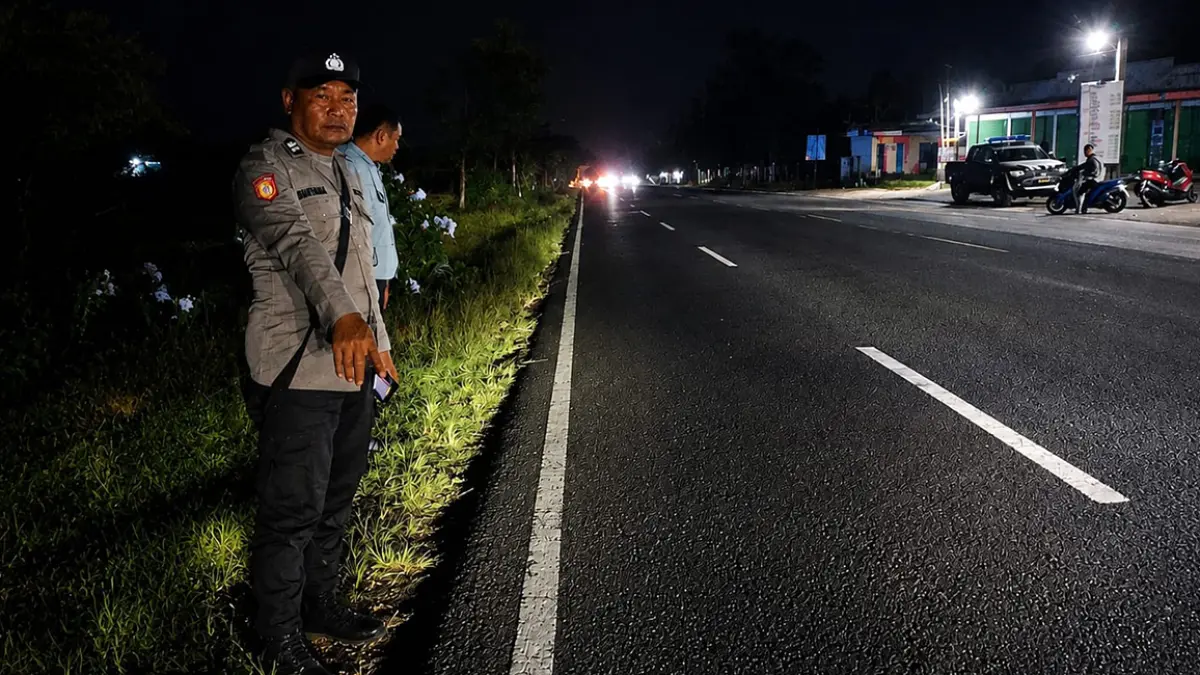 TKP: Petugas menunjukkan lokasi begal di Malasan Leces, Probolinggo. 