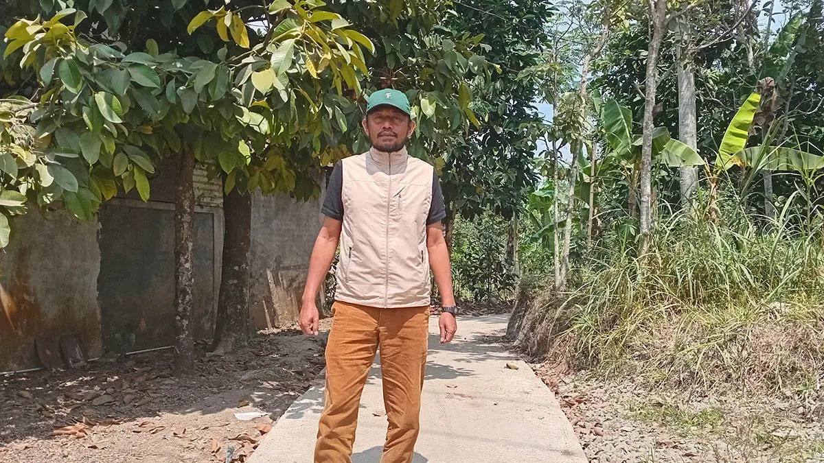 AKSES MAKIN NYAMAN:Kepala Desa Guyangan Hasyim, S.Pd.I. menunjukkan hasil pembangunan rabat beton di Dusun Krajan RT 7/RW 4. (Foto: Didik Purwanto/Jawa Pos Radar Bromo )