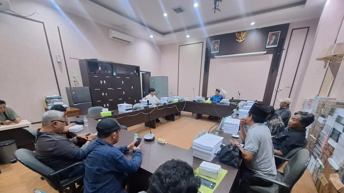 AUDIENSI: Suasana audiensi antara perwakilan ahli waris lahan Watugilang bersama Komisi III DPRD Kabupaten Pasuruan, di ruang rapat dewan. (busthomi/jawa pos radar bromo)
