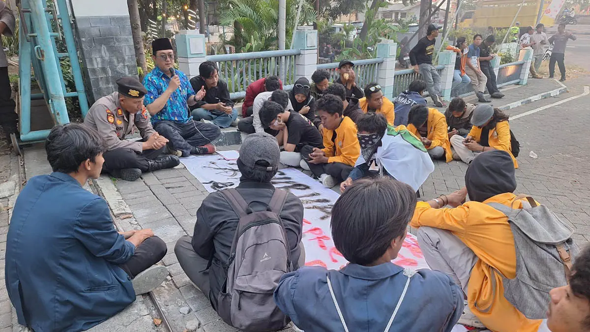 BENTUK PROTES: Aksi BEM Pasuruan Raya saat turun ke jalan untuk menuntut keadilan atas kearian Widi Nurcahyono, Kamis (20/8). (Foto: M Busthomi/Jawa Pos Radar Bromo)