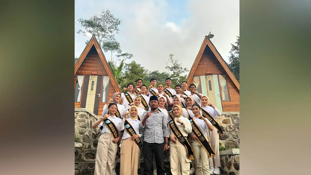 DESA WISATA: Bersama Kang dan Yuk Kabupaten Probolinggo di kawasan wisata Air Terjun Jaran Goyang. Kepala Desa Guyangan, Hasyim, S.Pd.I., turut mempromosikan potensi wisata desa kepada masyarakat luas. (Foto: Didik Purwanto/Jawa Pos Radar Bromo )