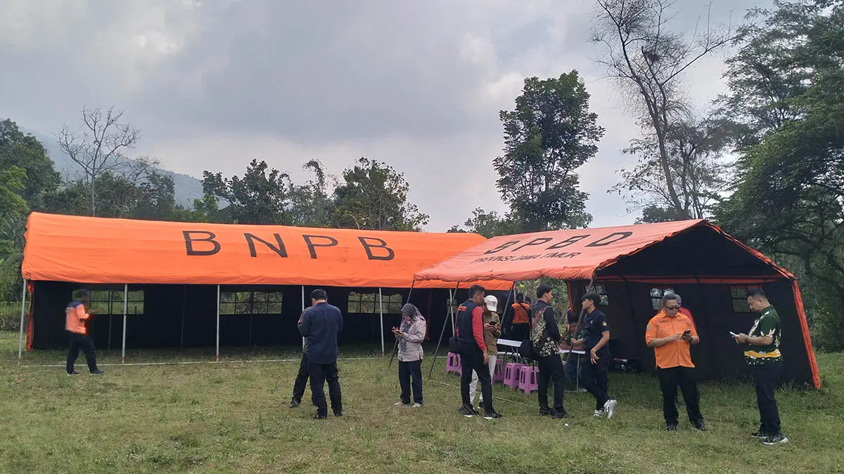 DI LOKASI: Posko karhutla Arjuno - Welirang yang dibangun di lapangan Kaliandra, Desa Dayurejo, Kecamatan Prigen. (Foto: Rizal F Syatori/Jawa Pos Radar Bromo) 