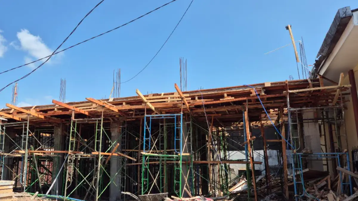 DIBURU WAKTU: Kondisi proyek rehabilitasi gedung Pengendalian Massa (Dalmas) Polres Pasuruan Kota di Jalan Gajah Mada, Kota Pasuruan yang terpantau lambat. (Fahrizal Firmani/Jawa Pos Radar Bromo)