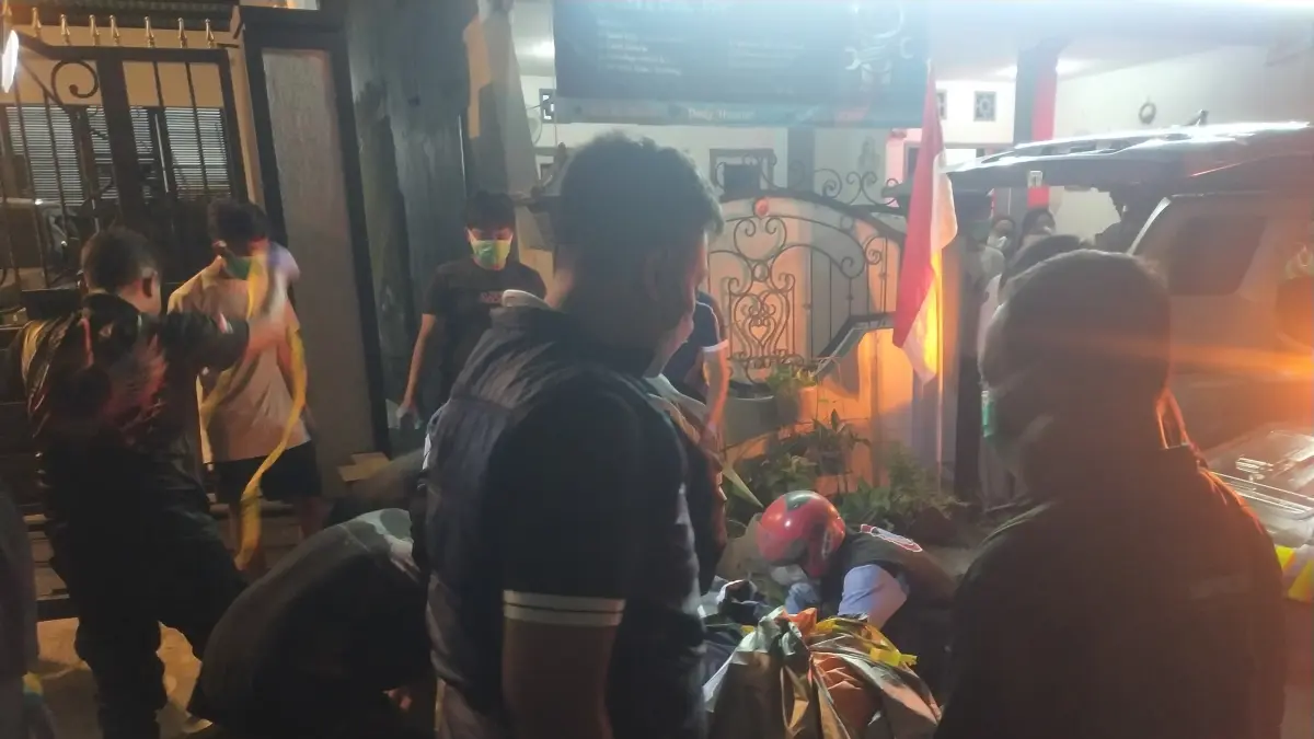 EVAKUASI:&nbsp;Petugas Polsek Pandaan bersama tim Damkar dan warga, saat mengevakuasi jasad lansia yang ditemukan tewas di dalam kamar rumah yang terkunci di kawasan Jogosari, Kecamatan Pandaan. (polsek pandaan)