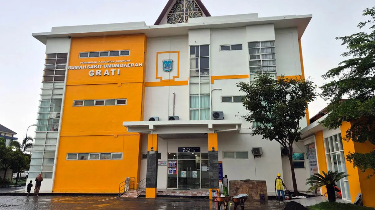 FASILITAS: Gedung RSUD Grati berdiri kokoh di wilayah timur Kabupaten Pasuruan. Rumah sakit milik daerah ini, telah menyiapkan tujuh mesin cuci darah (dialisis) baru, dan kini tinggal menunggu izin operasional. (Dokumen Radar Bromo)