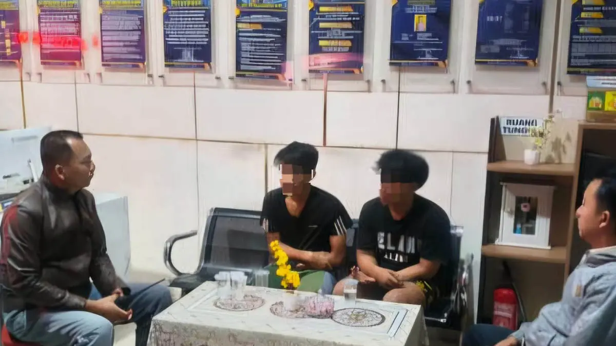 GALI KETERANGAN: Dua remaja yang diamankan polisi setelah insiden bentrokan pencak dor di halaman Pondok Pensantren Darumafatihil Ulum, Desa Bayeman, Gondangwetan. (Foto: dok Jawa Pos Radar Bromo)