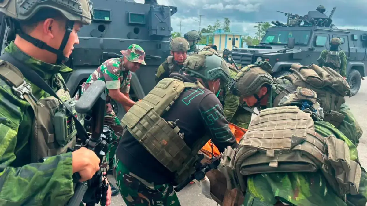 Koops TNI Habema mengevakuasi korban penembakan oleh OPM di Yahukimo, Papua Pegunungan. Korban dievakuasi dari dalam jurang. (TNI)