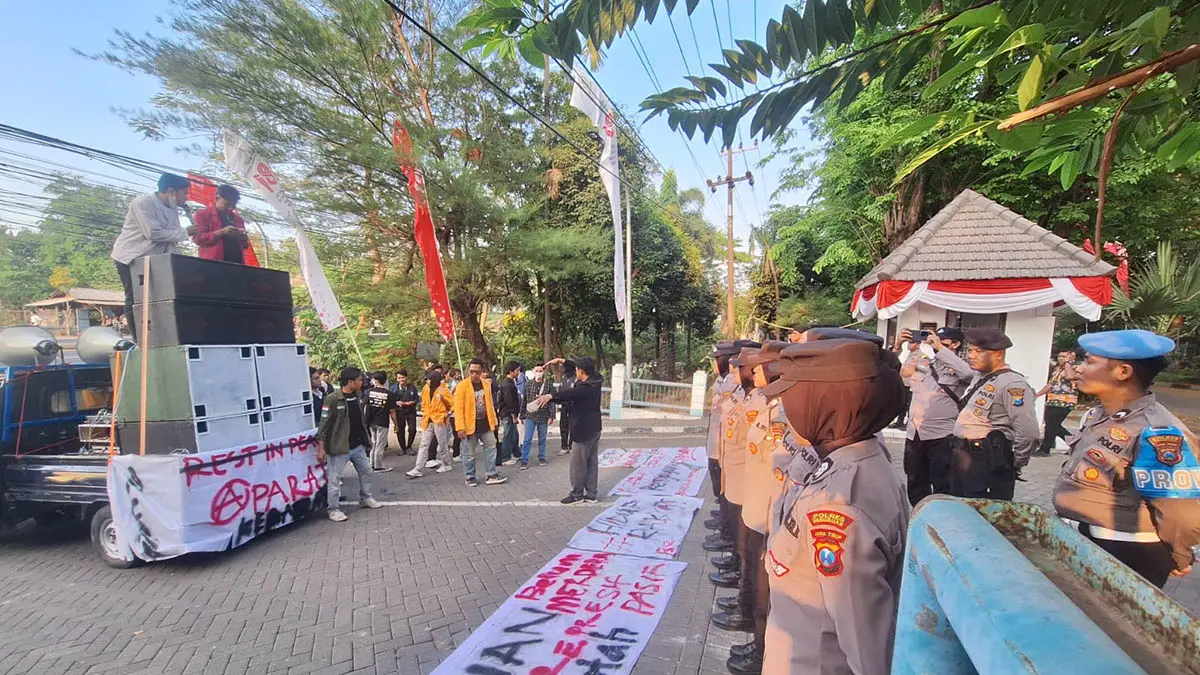 KUTUK KEKERASAN APARAT: Aksi BEM Pasuruan Raya saat berada di DPRD untuk menuntut keadilan atas kearian Widi Nurcahyono, Kamis (20/8). (Foto: M Busthomi/Jawa Pos Radar Bromo)