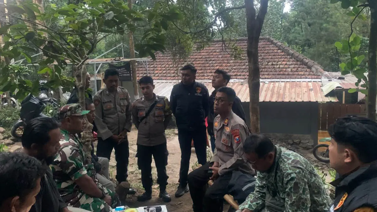 MINIMALISIR: Petugas dari Polsek dan Koramil Prigen yang standby di Pos Izin Pendakian Tretes, Kecamatan Prigen. (Foto: Rizal F Syatori/Jawa Pos Radar Bromo)