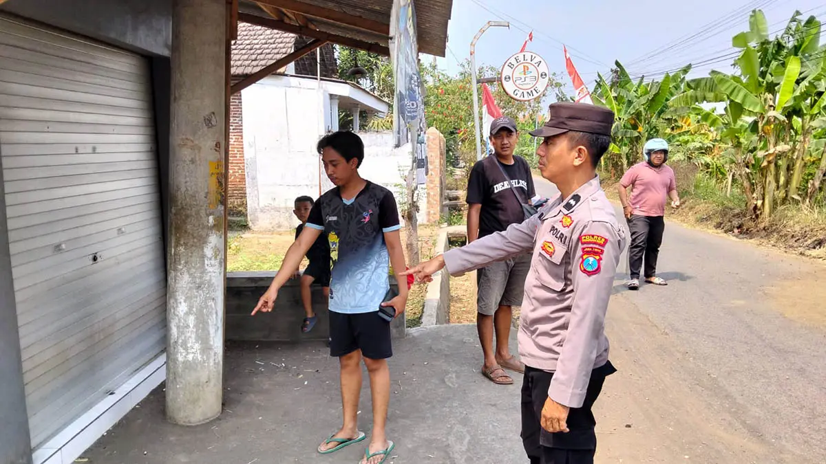 OLAH TKP: Anggota Unit Reskrim Polsek Rejoso bersama Tim URC Polres Pasuruan Kota melakukan olah Tempat Kejadian Perkara (TKP) di depan rental PlayStation (PS) Desa Toyaning, Kecamatan Rejoso, Kabupaten Pasuruan. (Polres Pasuruan Kota for Radar Bromo)