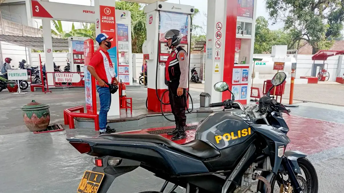 PATROLI MOTOR: Anggota Polsek Sukorejo melakukan pemantauan situasi keamanan di kawasan SPBU, menggunakan sepeda motor dinas di Sukorejo, Kabupaten Pasuruan. (Polsek Sukorejo for Radar Bromo)