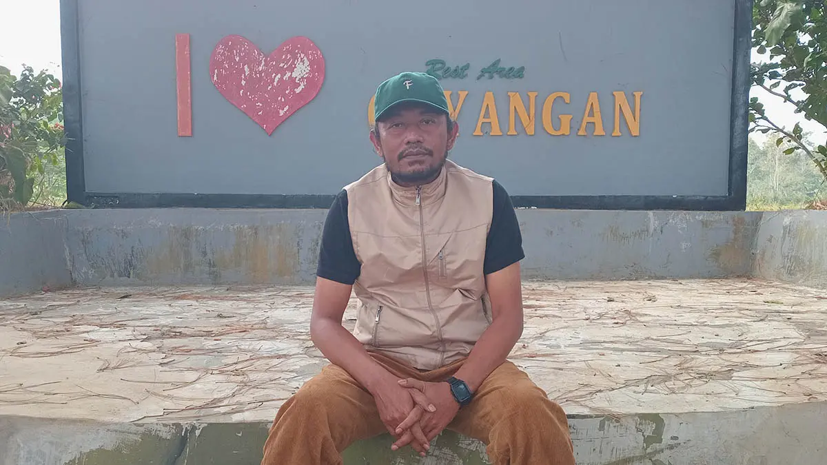 POTENSI DESA: Kepala Desa Guyangan Hasyim, S.Pd.I. berada di rest area Guyangan, sebagai titik kumpul wisatawan, sekaligus area camping ground dan campervan. (Foto: Didik Purwanto/Jawa Pos Radar Bromo )