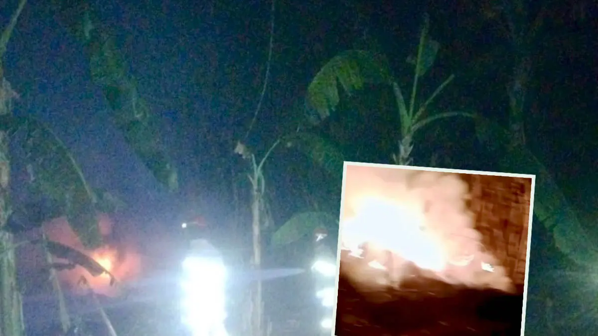 SEBELUM PADAM: Petugas Damkar Unit Dringu memadamkan api yang membakar lahan kosong tengah pemukiman di Desa Malasan Wetan, Kecamatan Tegalsiwalan. (Foto: Damkar for Jawa Pos Radar Bromo)
