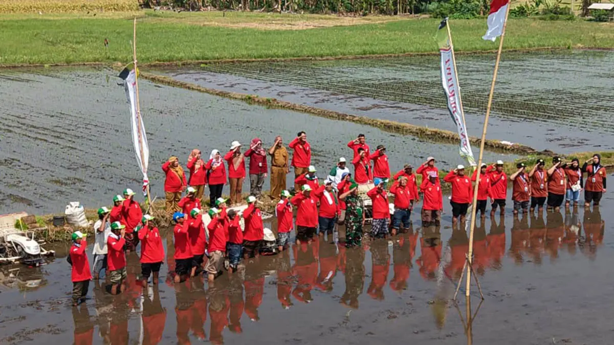 SEMANGAT: Gerakan tanam padi bersama &nbsp;di Desa Pesisir. Ini menjadi upaya mendukung swasembada pangan berkelanjutan di Kabupaten Probolinggo. (Foto: Istimewa)
