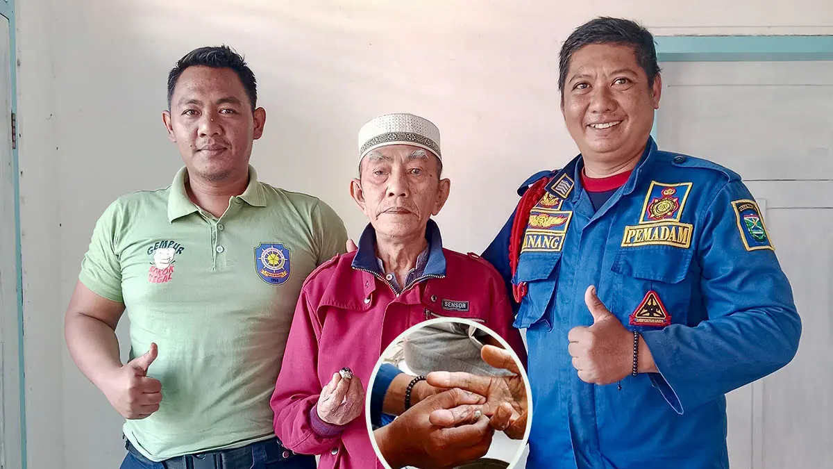SEMRINGAH: Toha diapit personel damkar. Inset, Petugas Damkar Unit Tongas melepaskan cincin yang melekat dari jari warga Kecamatan Nguling, Kabupaten Pasuruan. (Foto : Damkar Kabupaten Probolinggo for Jawa Pos Radar Bromo)