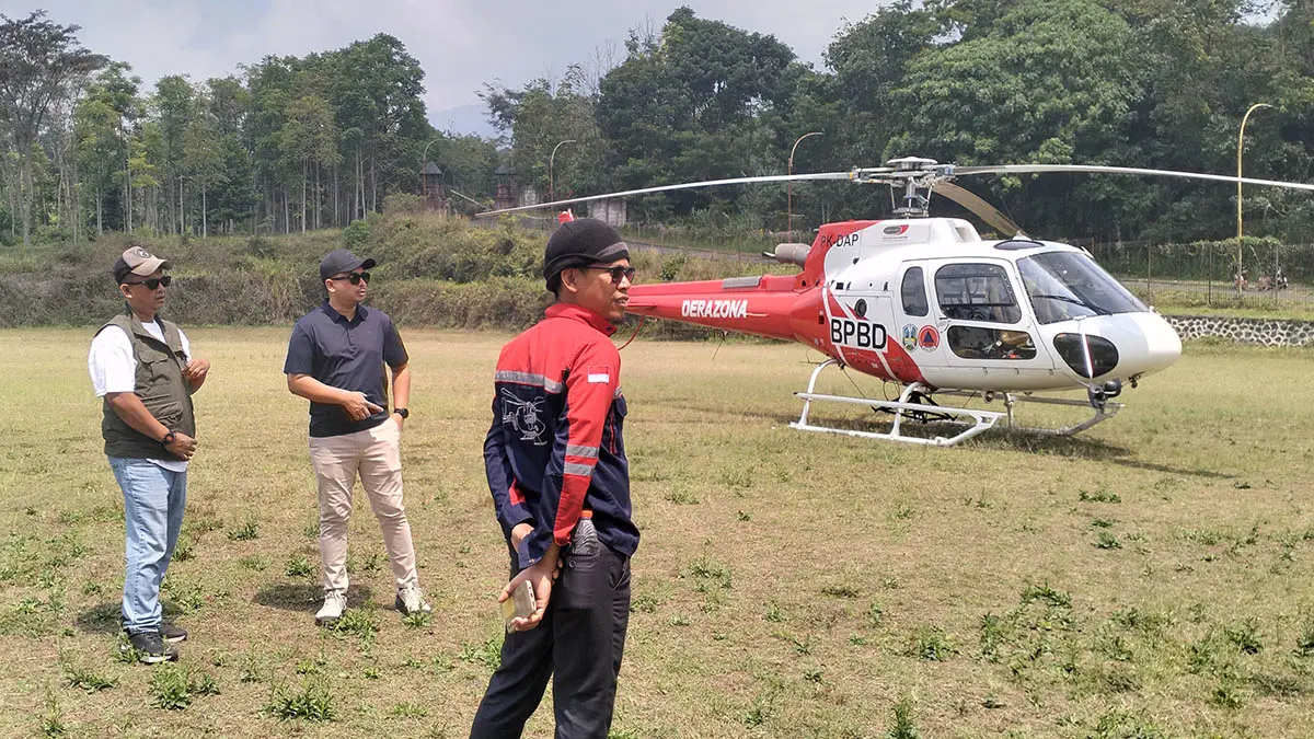 STANDBY: Helikopter BPBD Pemprov Jatim di lapangan Kaliandra, disiagakan untuk water bombing. (Foto: Rizal F Syatori/Jawa Pos Radar Bromo)