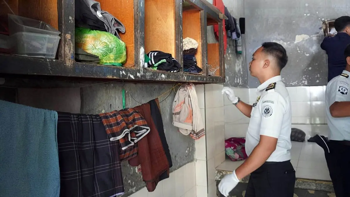 STERILISASI: Petugas Rutan Kelas IIB Bangil memeriksa dengan teliti sudut Kamar Mapenaling. (Rutan Bangil for Radar Bromo)