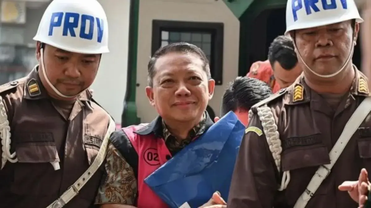 Tersangka kasus dugaan Tindak Pidana Pencucian Uang (TPPU) Febrie Adriansyah (tengah) tiba di Gedung Utama Kejaksaan Agung, Jakarta, Jumat (7/8/2026). (Antara/Fakhri Hermansyah)

