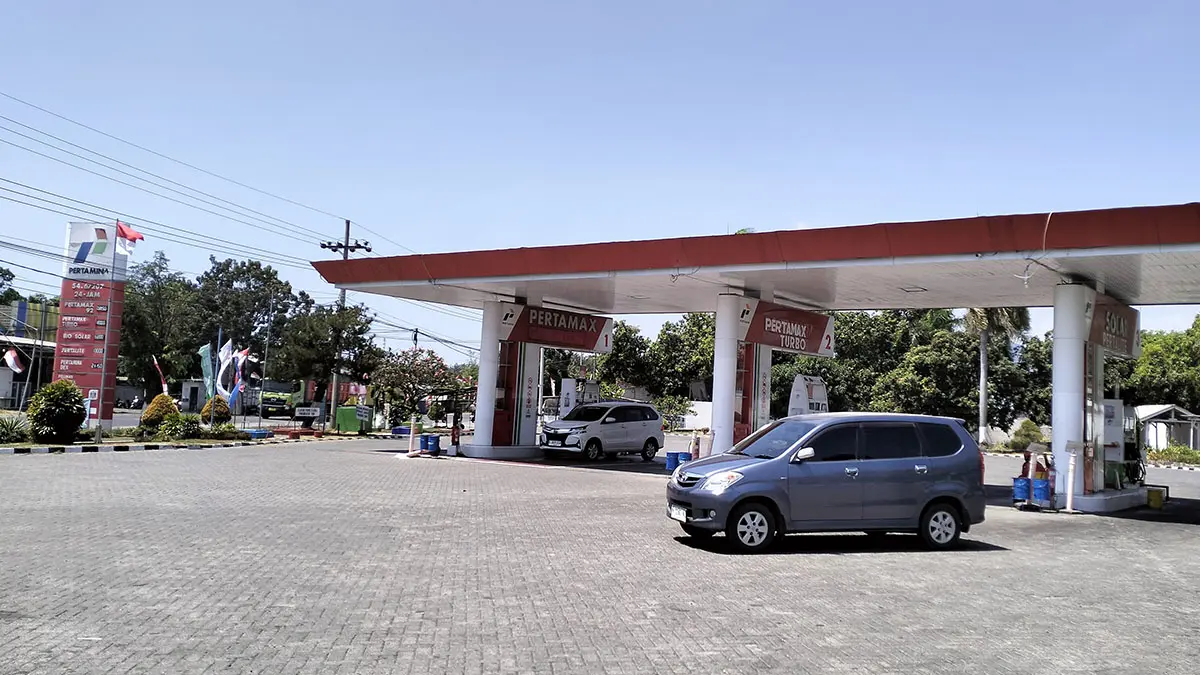 LENGANG: SPBU Desa Sumberanyar, Kecamatan Paiton, yang melayani pembelian BBM bersubsidi PT YTL Jawa Timur. Pihak SPBU juga sempat dipanggil Kejari Kabupaten Probolinggo untuk dimintai keterangan.  (Achmad Arianto/ Radar Bromo)