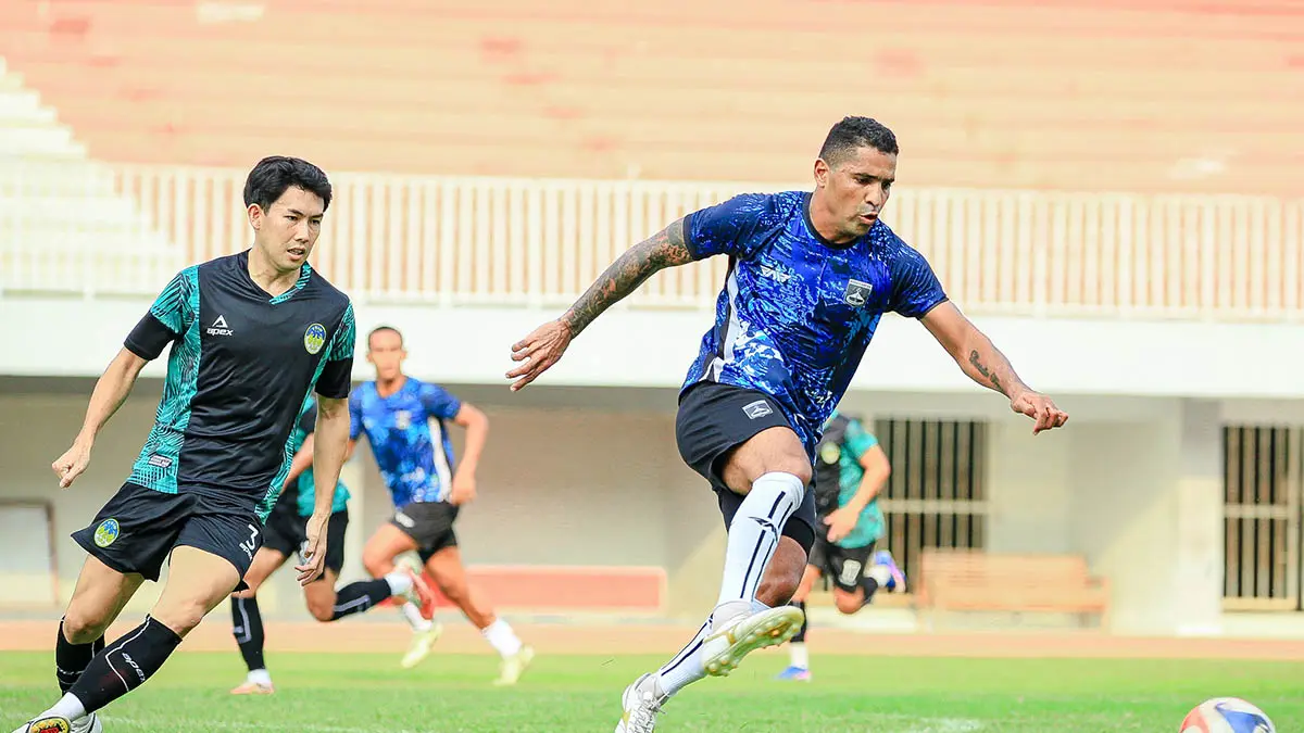 BANTU SERANGAN: Otavio Dutra yang diturunkan saat Persekabpas berlatih tanding dengan PSIM Jogjakarta di Stadion Mandala Krida beberapa waktu lalu. (Foto: Persekabpas for Jawa Pos Radar Bromo)