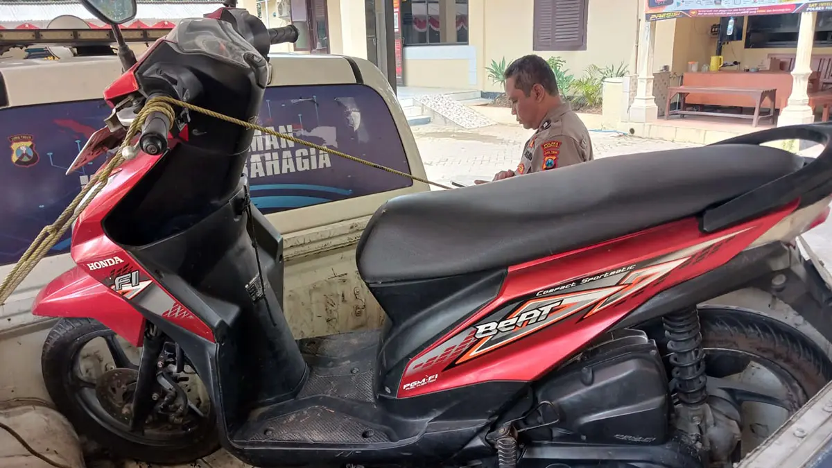 BARANG BUKTI: Motor Honda Beat yang dikendarai korban saat diamankan polisi. 