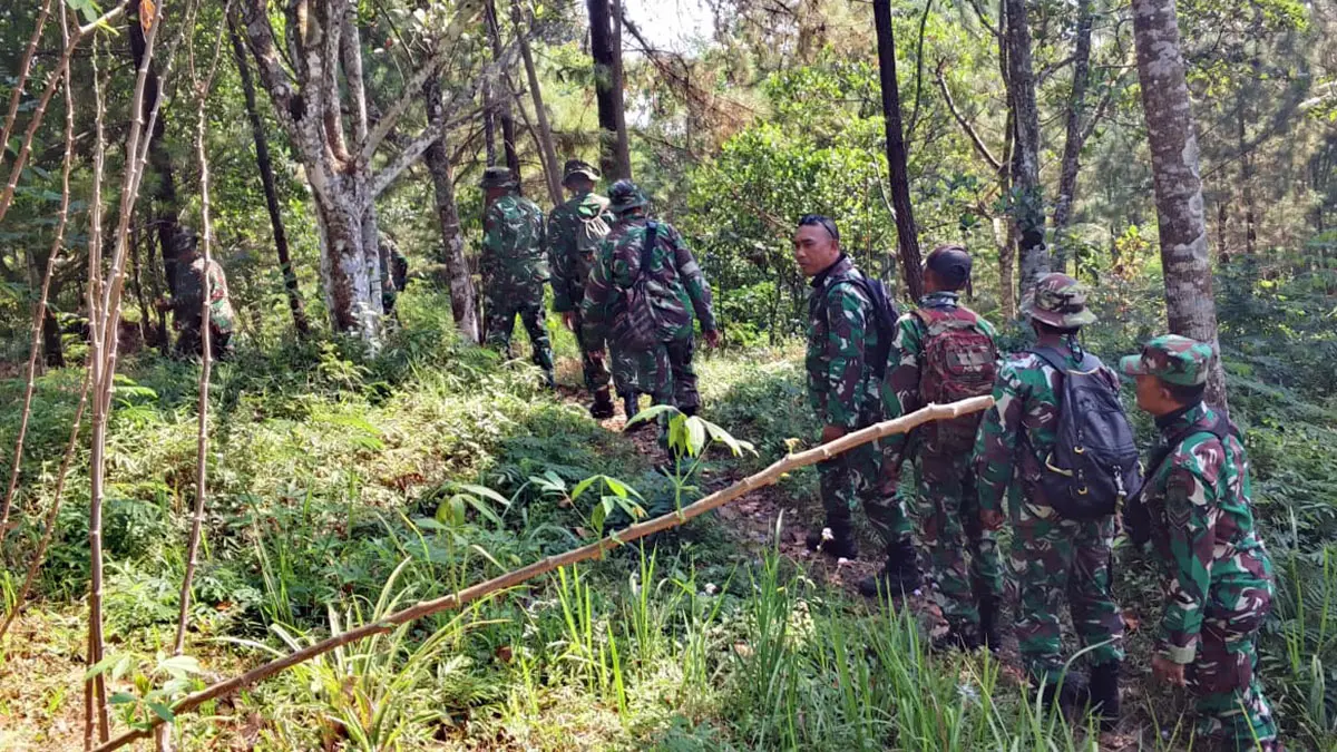 Jajaran personel TNI saat menyisir kawasan Ringgit untuk mengantisipasi munculnya titik api baru usai kebakaran hutan dan lahan di kawasan Arjuno-Welirang berhasil dipadamkan. 