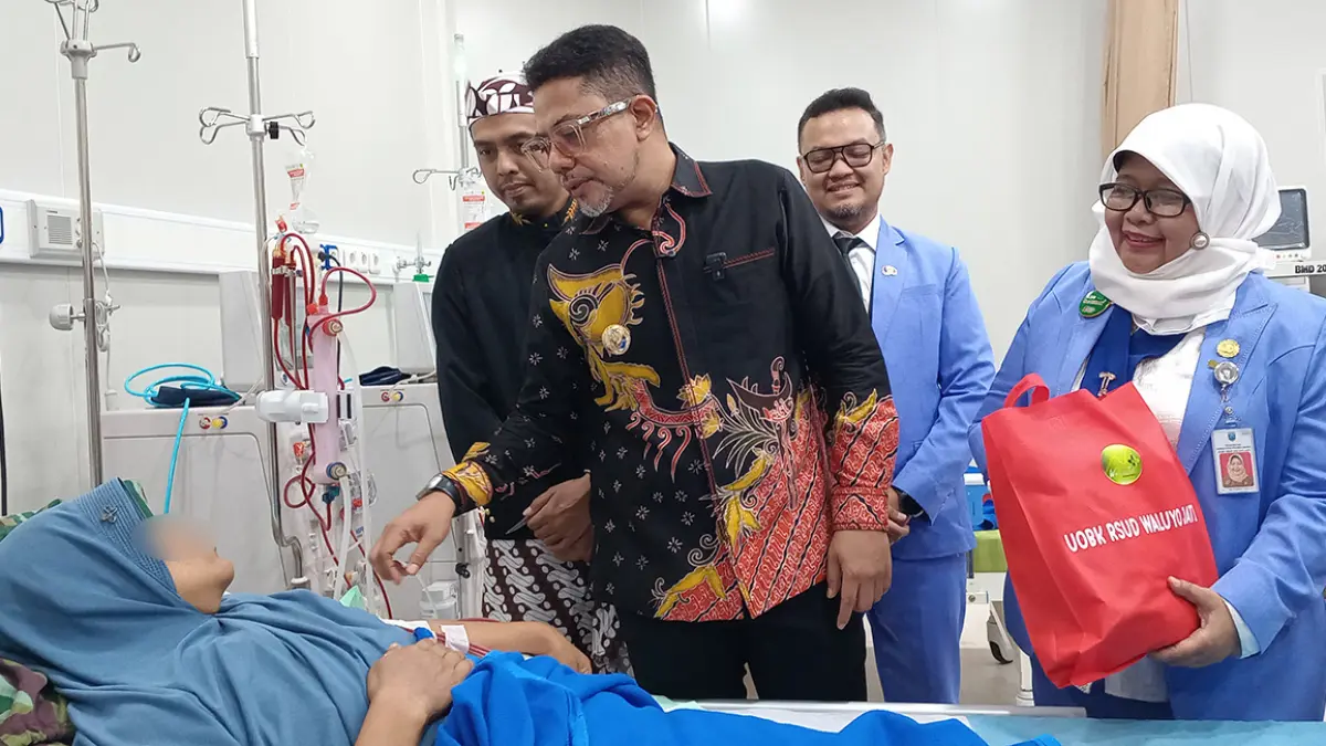 JENGUK PASIEN: Bupati Probolinggo Mohammad Haris mengunjungi salah satu pasien HD RSUD Waluyo Jati. (Jamaluddin/ Radar Bromo)