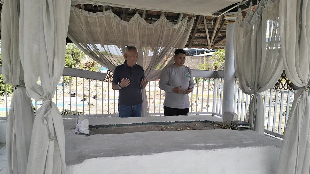 JUJUKAN RITUAL: Keberadaan Mbah Sambodho yang menjadi jujukan peziarah. Sosoknya yang dikenal sakti, membuat peziarah berdatangan. (Rizal Syatori/Radar Bromo)