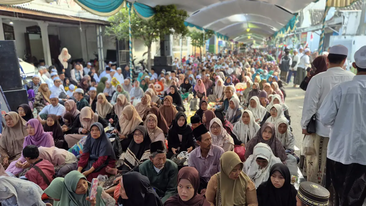 LAUTAN JEMAAH: Ribuan jemaah dari berbagai daerah memadati kawasan seputar Alun-alun dan Masjid Agung Al-Anwar Kota Pasuruan, saat menghadiri Haul ke-45 KH Abdul Hamid, Sabtu (22/8). (Fahrizal Firmani/ Radar Bromo)