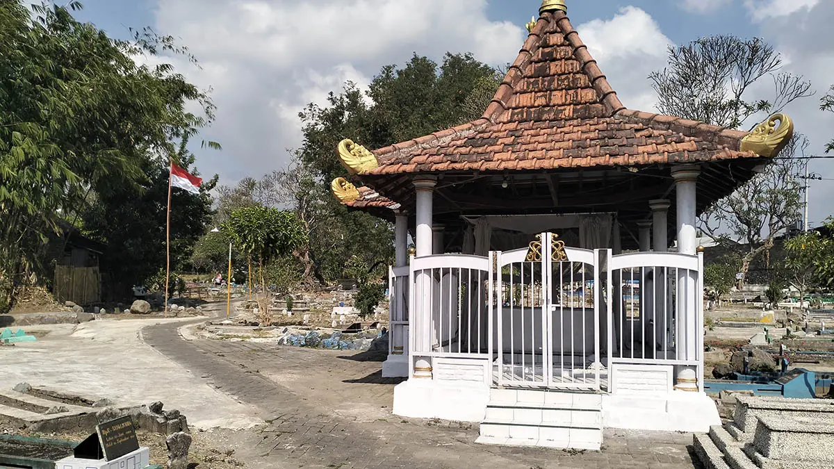 SITUS RELIGI: Kondisi bangunan cungkup joglo makam Mbah Sambodho di TPU Lingkungan Plumbon, Pandaan, Kabupaten Pasuruan. Meski nisan tokoh sakti sekaligus prajurit Pangeran Diponegoro ini tanpa plang nama, makam tersebut selalu dirawat bersih oleh warga sekitar. (Rizal Syatori/Radar Bromo)