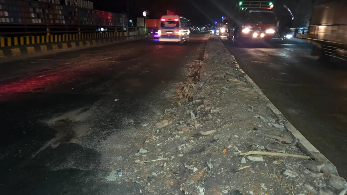 PICU KECELAKAAN MAUT: Pasir sisa material median jalan yang runtuh diduga membuat motor yang ditumpangi sekeluarga asal Bangil tergelincir hingga sang ibu terlindas truk di jalan raya Soekarno-Hatta, Kota Pasuruan.