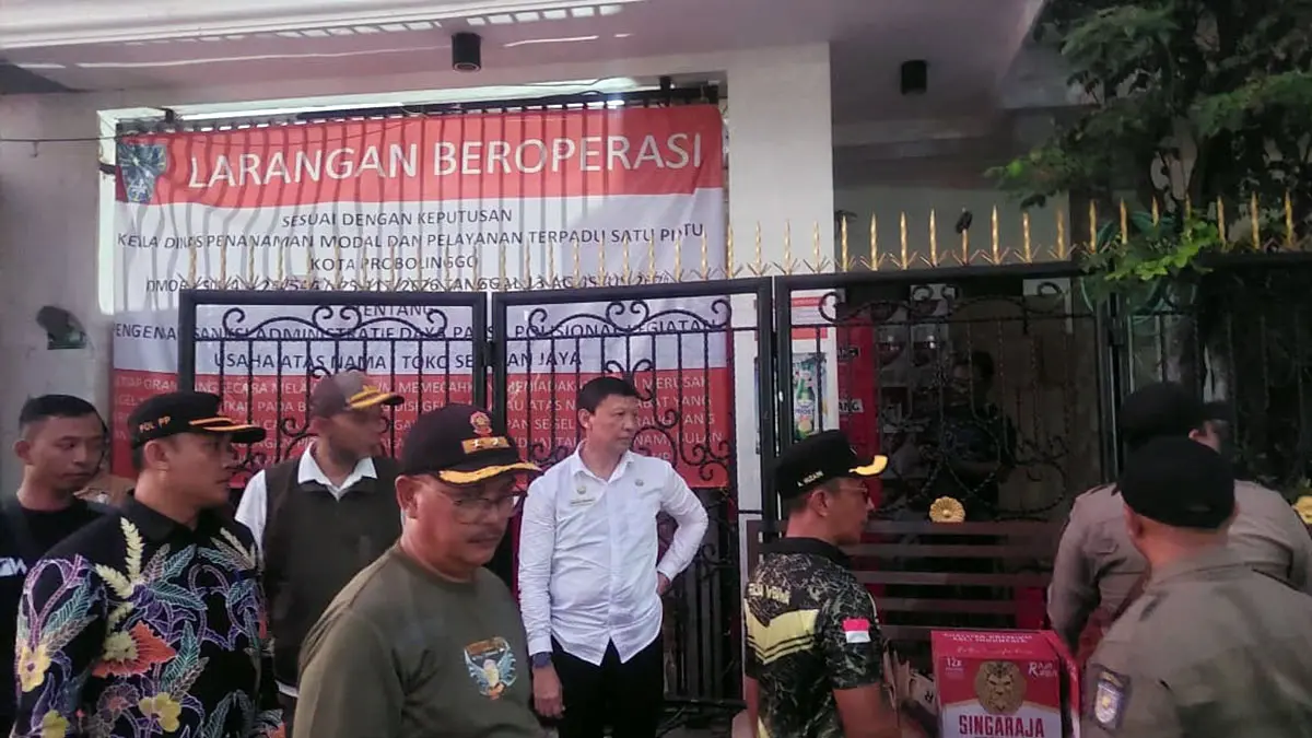 Sekda Kota Probolinggo Budi Wirawan dan tim Satpol PP saat kembali mendatangi toko di jalan Teuku Umar yang tetap jualan miras eceran meski tokonya telah disegel. (Arif Mashudi/ Radar Bromo) 