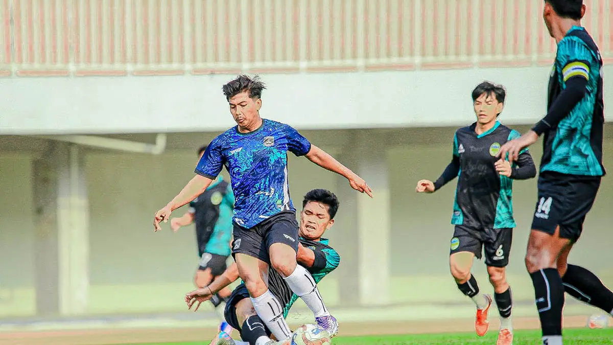 SUDAH NYETEL: Zanuar Ardani yang dikawal ketat pemain PSIM Jogjakarta. (Foto: Persekabpas for Jawa Pos Radar Bromo)