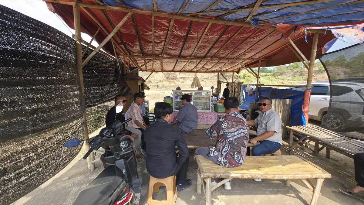 TINJAU LOKASI: Sejumlah anggota Komisi III DPRD Kabupaten Pasuruan saat melakukan inspeksi mendadak (sidak) di salah satu lokasi tambang di wilayah Kabupaten Pasuruan. (DPRD Kabupaten Pasuruan for Radar Bromo)