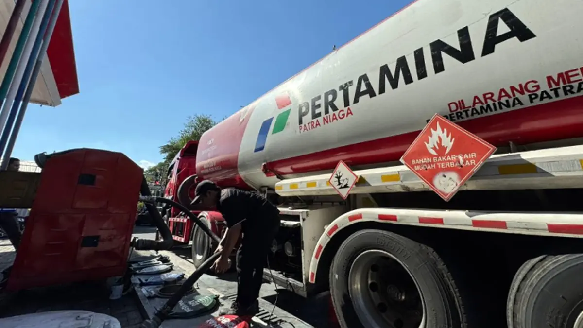 Truk tangki Pertamina saat mengisi tangki salah satu SPBU di Probolinggo.