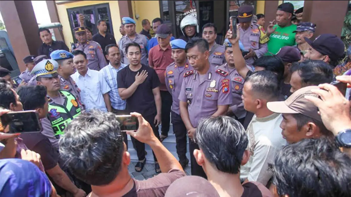 Warga Gununggangsir saat meluruk polsek Beji seusai pemakaman Widi. (Foto: dok&nbsp;Jawa Pos Radar Bromo)
