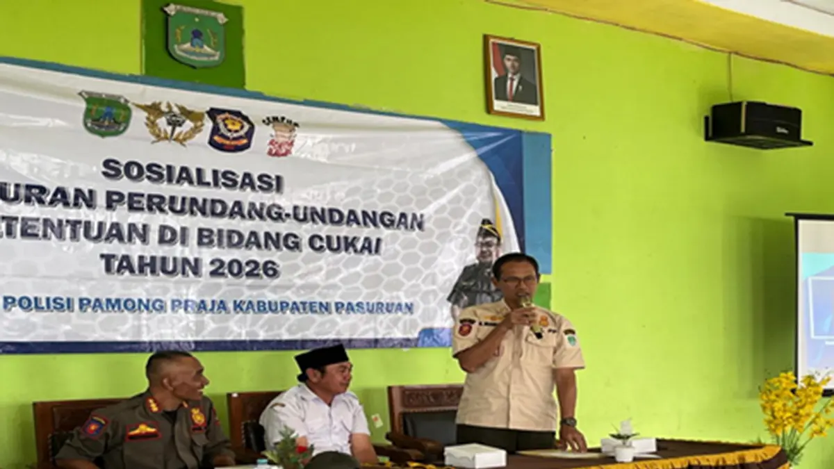 EDUKASI: Kasatpol PP Kabupaten Pasuruan Rido Nugroho memberikan sambutan dalam acara Sosialisasi Peraturan di Bidang Cukai.