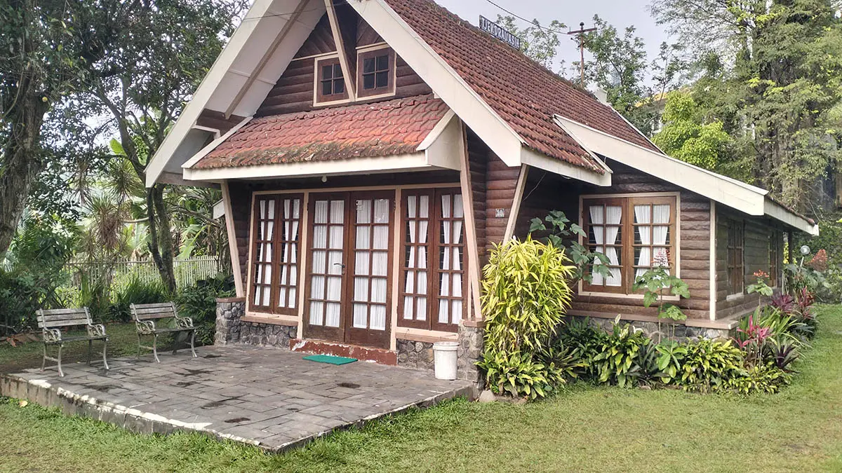 FAVORIT KELUARGA: Halaman luas di sekeliling vila kuno Tretes kerap dimanfaatkan wisatawan luar daerah, sebagai area bermain anak dan parkir kendaraan saat menghabiskan waktu libur akhir pekan. (Rizal Syatori/Radar Bromo)