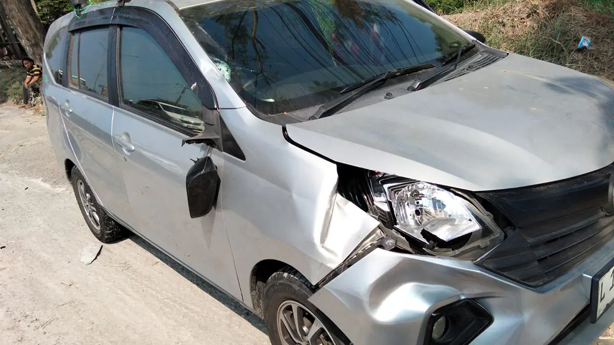 Kondisi mobil Sigra yang alami ringsek bagian samping kanan usai menabrak korban. 